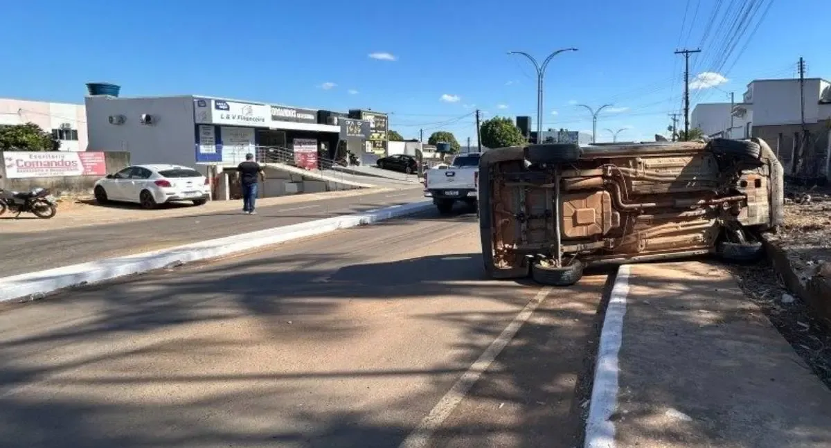 Veículo tomba após motorista perder controle em retorno em Jaru