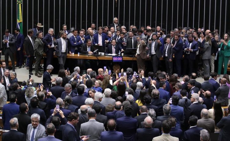 Após ocupação de Plenário, Hugo Motta abre sessão e pede respeito