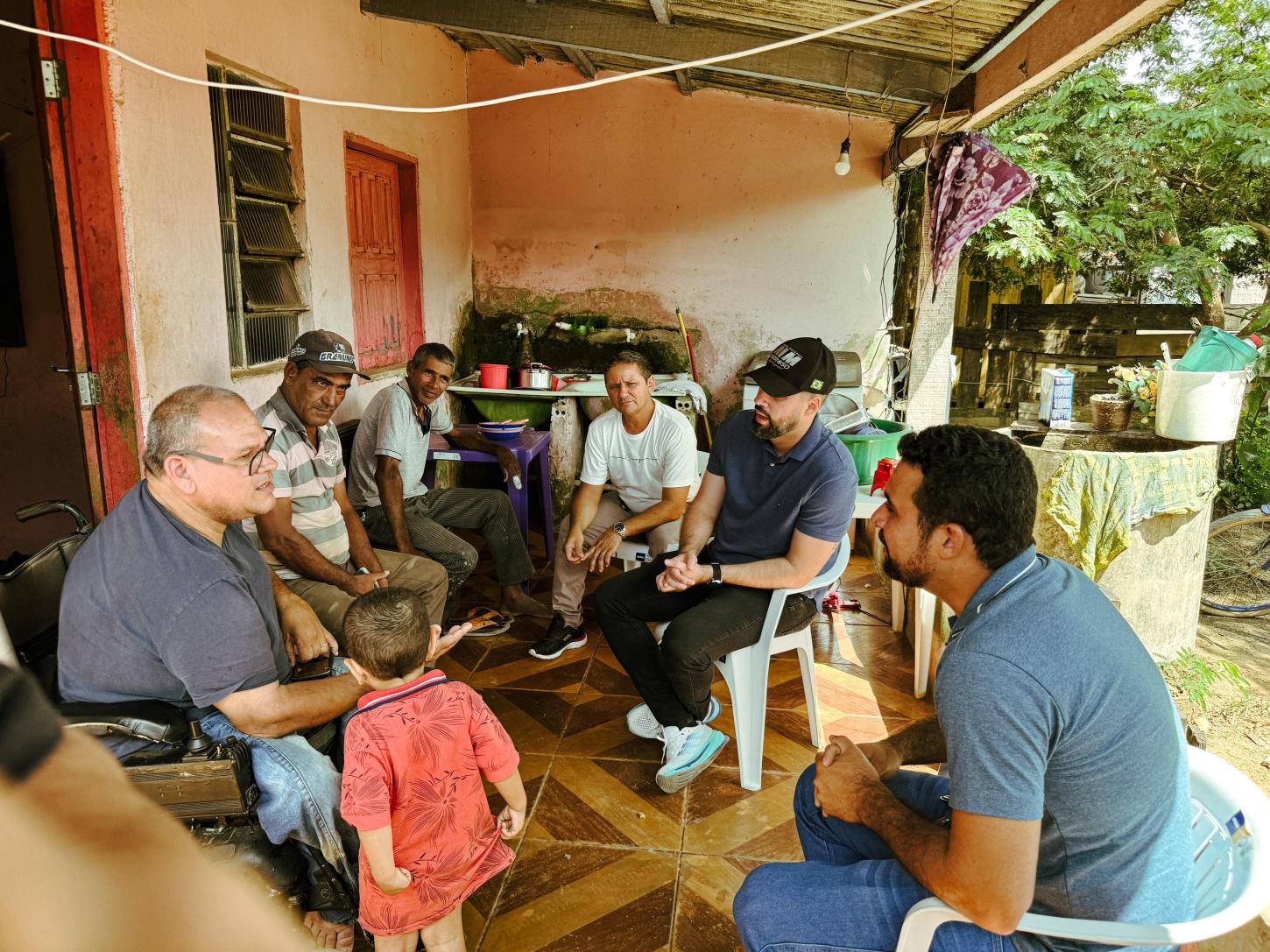 Deputado Nim Barroso visita residências em Machadinho d’Oeste ao lado de Fábio Toledo e reforça importância do contato direto com a população