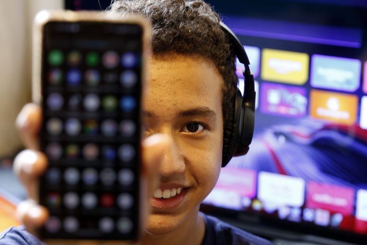 Deputados aprovam urgência de projeto que combate adultização na rede