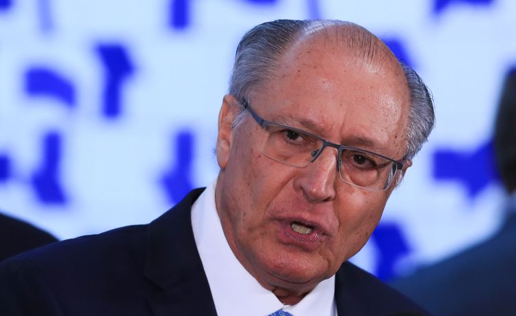 Falha em avião adia retorno de Alckmin ao Brasil