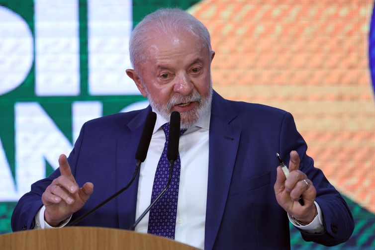 Lula cobra regulamentação de lei sobre economia solidária