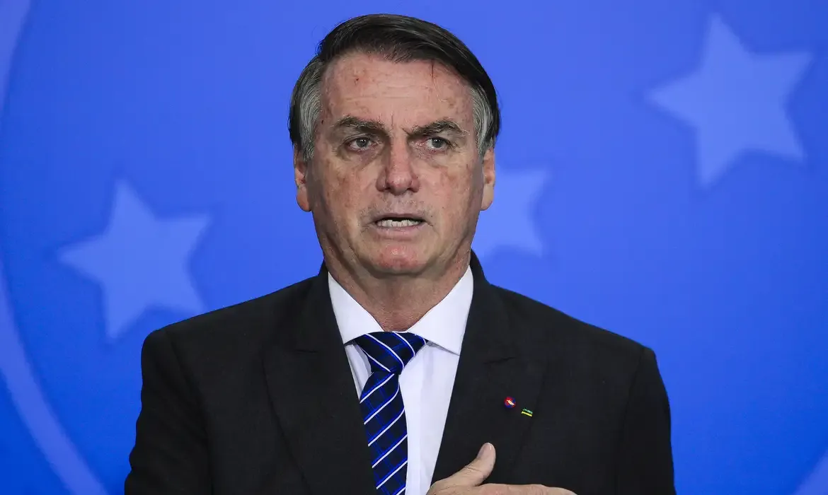 Moraes decreta prisão domiciliar de Bolsonaro