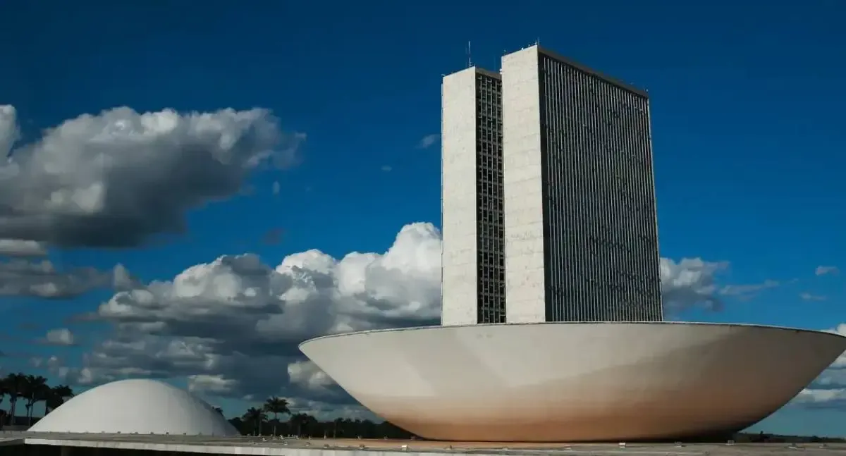 PL que regula redes sociais para crianças avança na Câmara