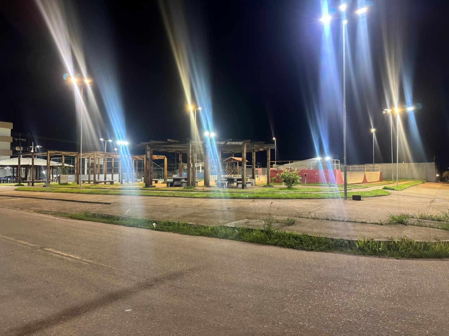 Praça das Camélias recebe revitalização na iluminação pública após pedido do vereador Edimilson Dourado