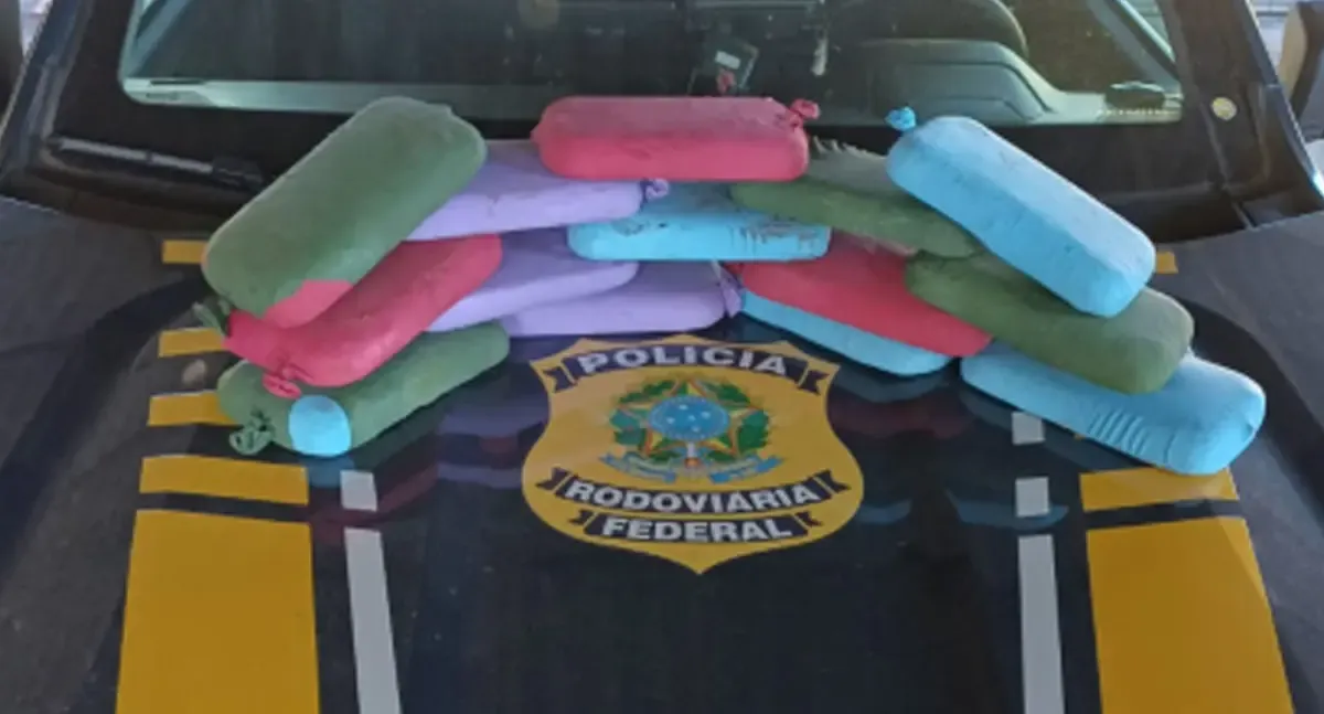 PRF apreende 16 kg de cocaína em carro acidentado transportado por cegonha em Rondônia