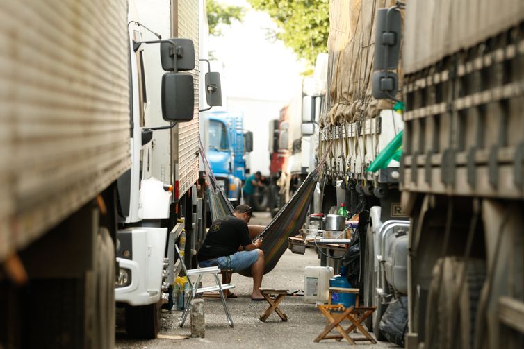 Unidades de saúde para caminhoneiros ficarão em postos nas rodovias
