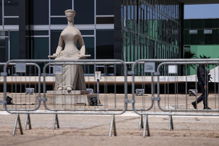 Barroso diz que julgamento envolve provas, e não disputa política