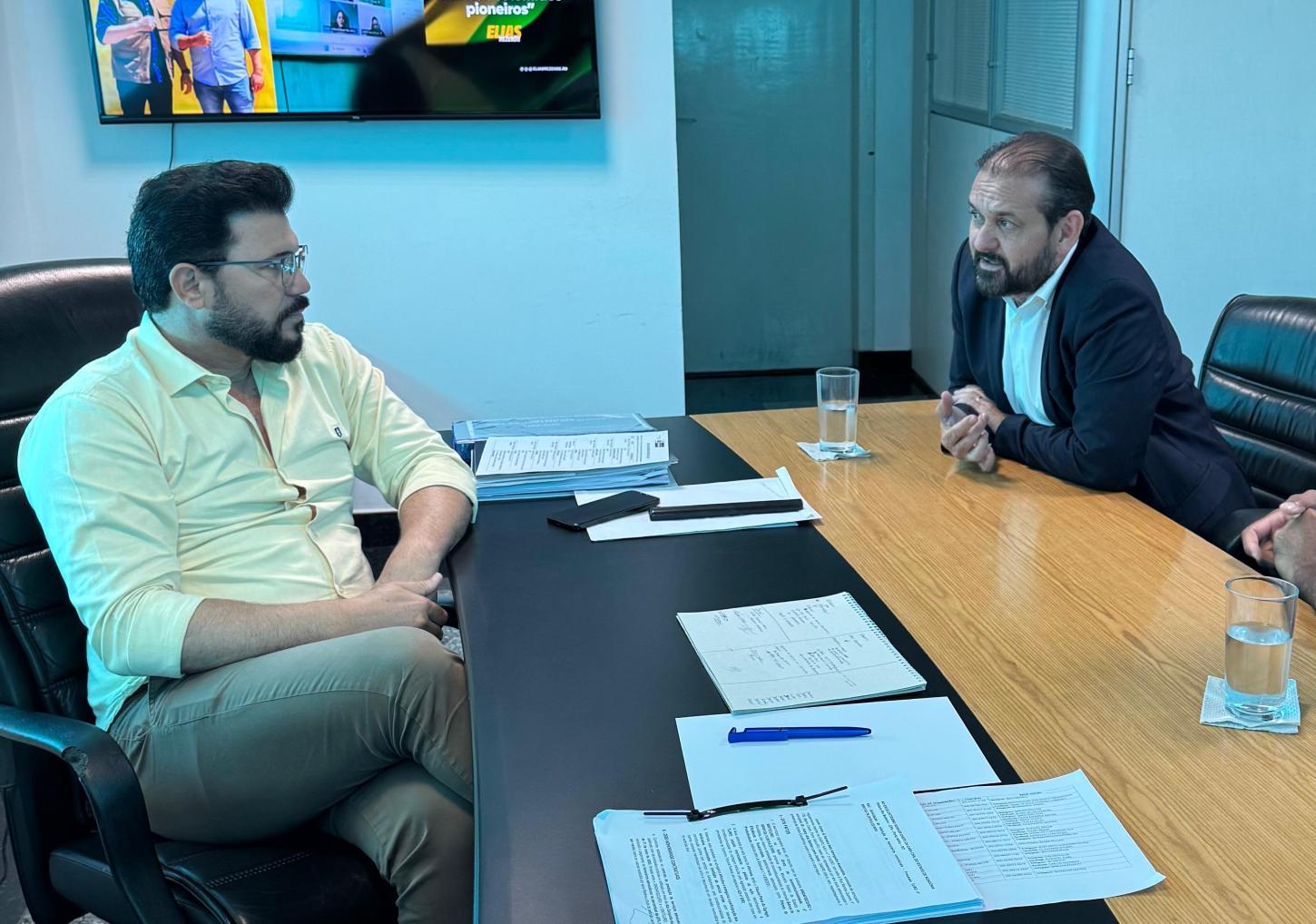 Laerte Gomes cobra agilidade em convênio para recuperação de asfalto em Ji-Paraná