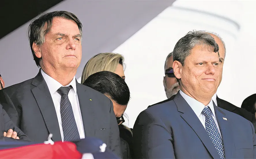 Tarcísio visita Bolsonaro e entra no radar como sucessor da direita em 2026