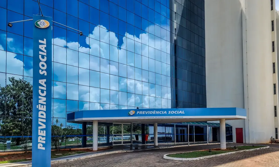 Empresários envolvidos em fraude milionária do INSS têm contratos suspeitos com familiares de ex-diretores