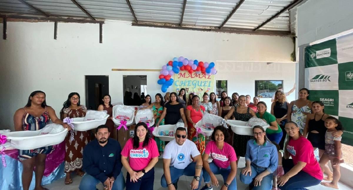 Gestantes da Ponta do Abunã recebem kits natalidade com berço portátil pelo programa Mamãe Cheguei