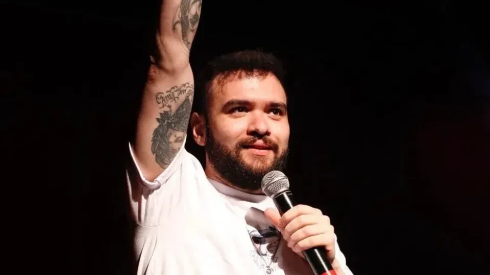 Humorista Tiago Santineli tem visto para os EUA revogado após piada sobre ativista