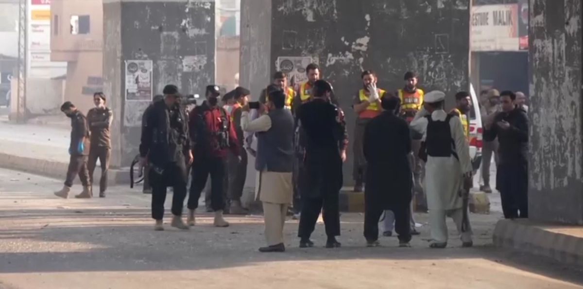 Ataque de homens-bomba deixa três mortos em base paramilitar no Paquistão