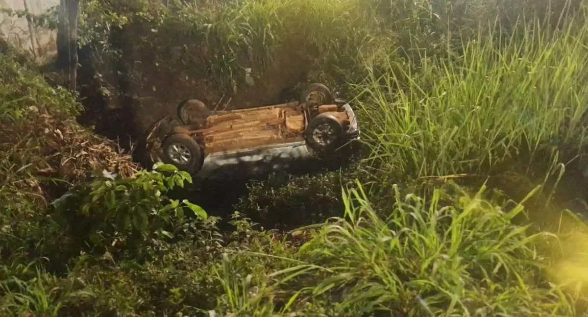 Motorista perde o controle e cai com carro em vala na zona leste de Porto Velho