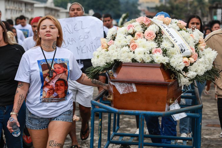 Últimos corpos de pessoas assassinadas em operação no Rio deixam o IML
