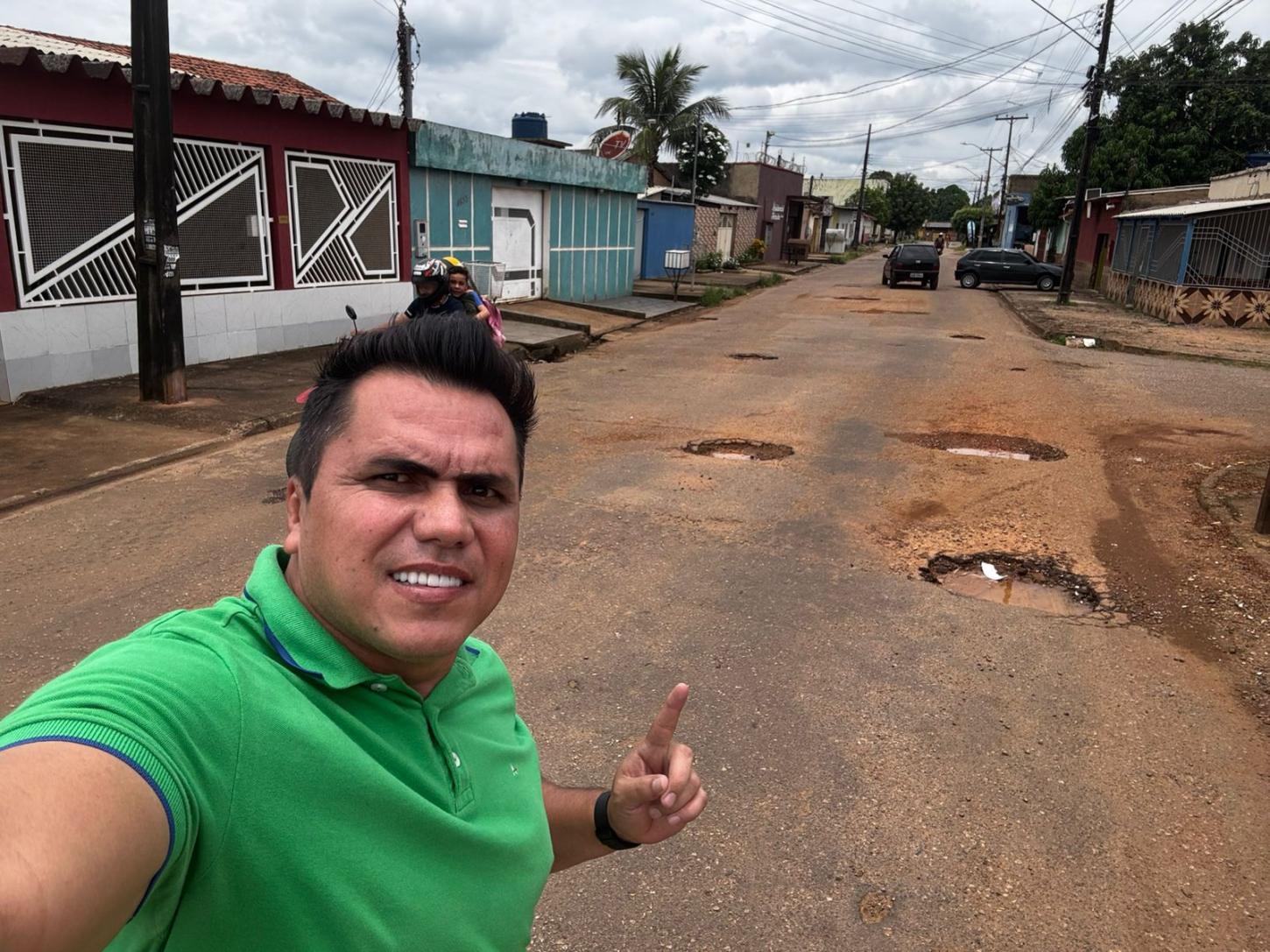 Vereador Edimilson Dourado solicita e Seinfra realiza serviço de tapa-buracos na Rua Sorocaba, no Bairro Caladinho