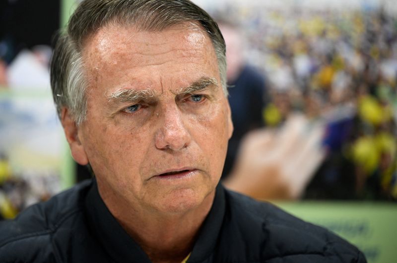 Bolsonaro deve passar hoje por novo procedimento para conter soluços