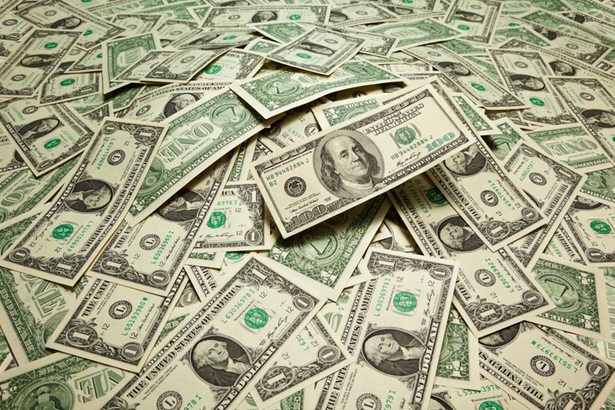 Dólar opera estável e Bolsa sobe com Bolsonaro, IPCA-15 e PIB dos EUA