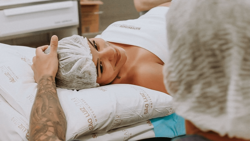 Ex-BBB Key Alves desabafa sobre dores intensas no parto da filha