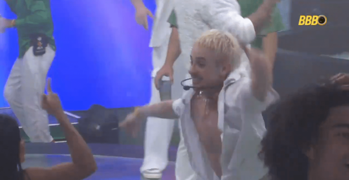 BBB 26: Juliano Floss se emociona ao ouvir música de Marina Sena em show
