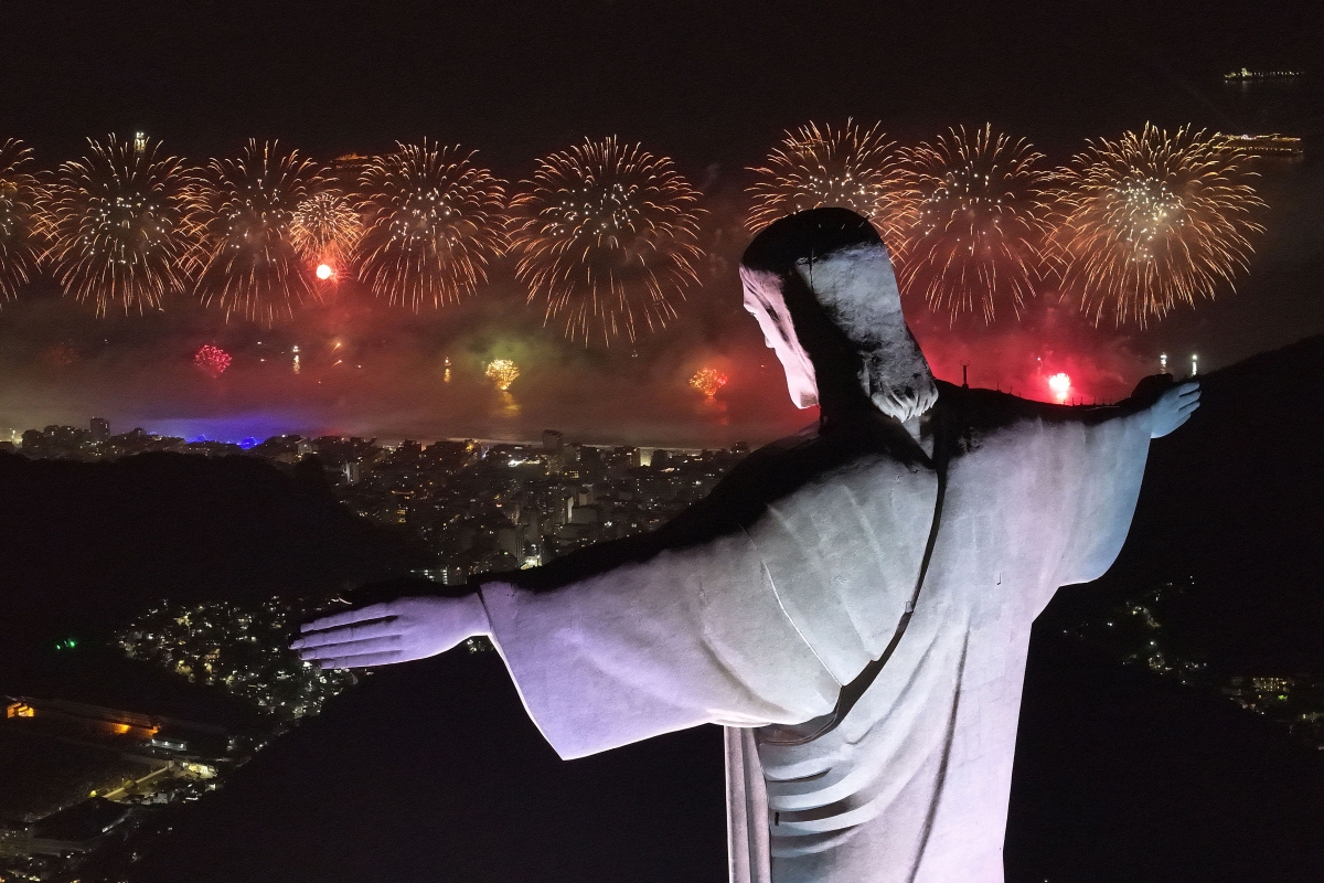 Bem-vindo a 2026! Confira imagens e vídeos do Réveillon pelo Brasil