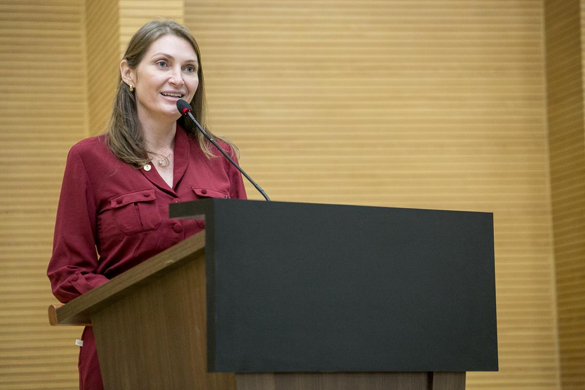 Deputada Lebrinha empenha R$ 81,1 mil para notebooks em Seringueiras