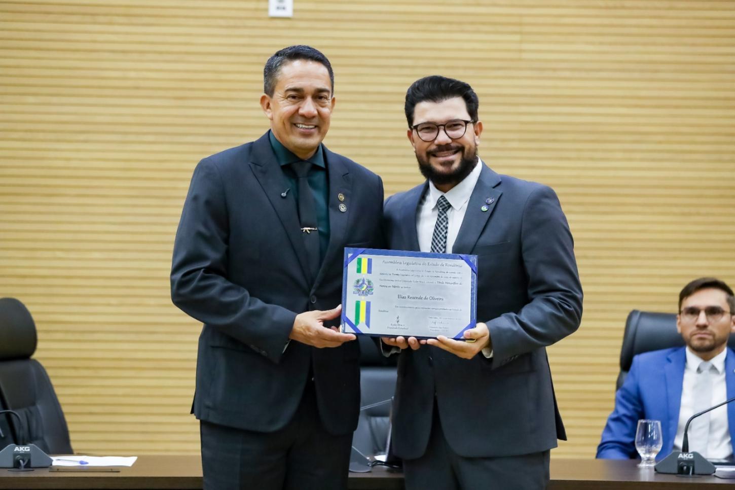 Eyder Brasil concede honrarias ao chefe da Casa Civil, Elias Rezende, e ao promotor Anderson Batista