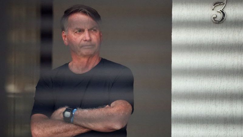 Prisão domiciliar para Jair Bolsonaro fica mais distante