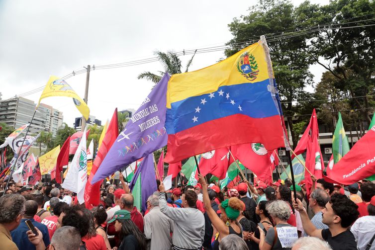 Protesto em SP pede soltura de Maduro e autonomia da Venezuela