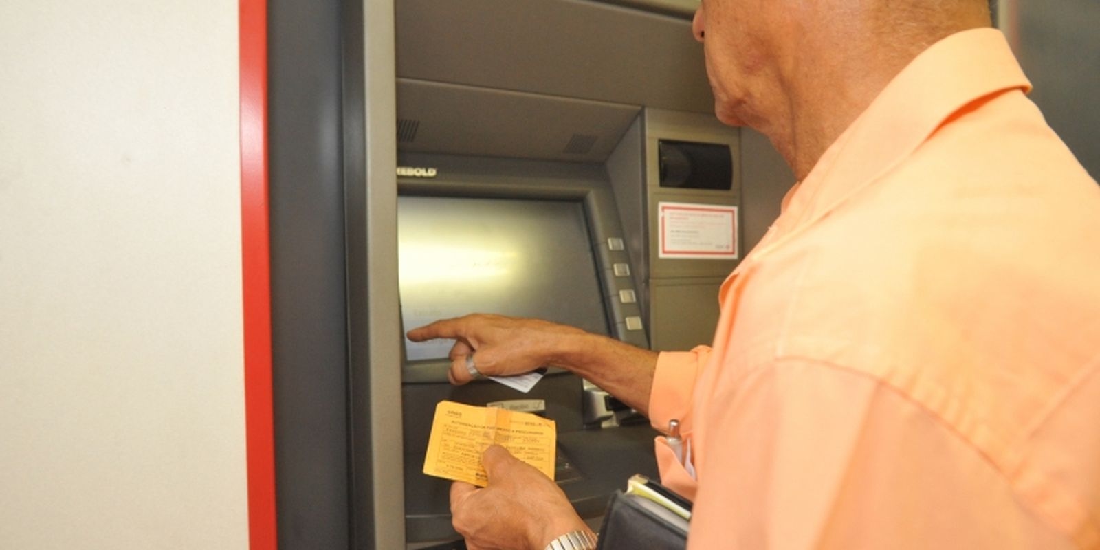 Agências bancárias reabrem nesta quarta-feira a partir do meio-dia