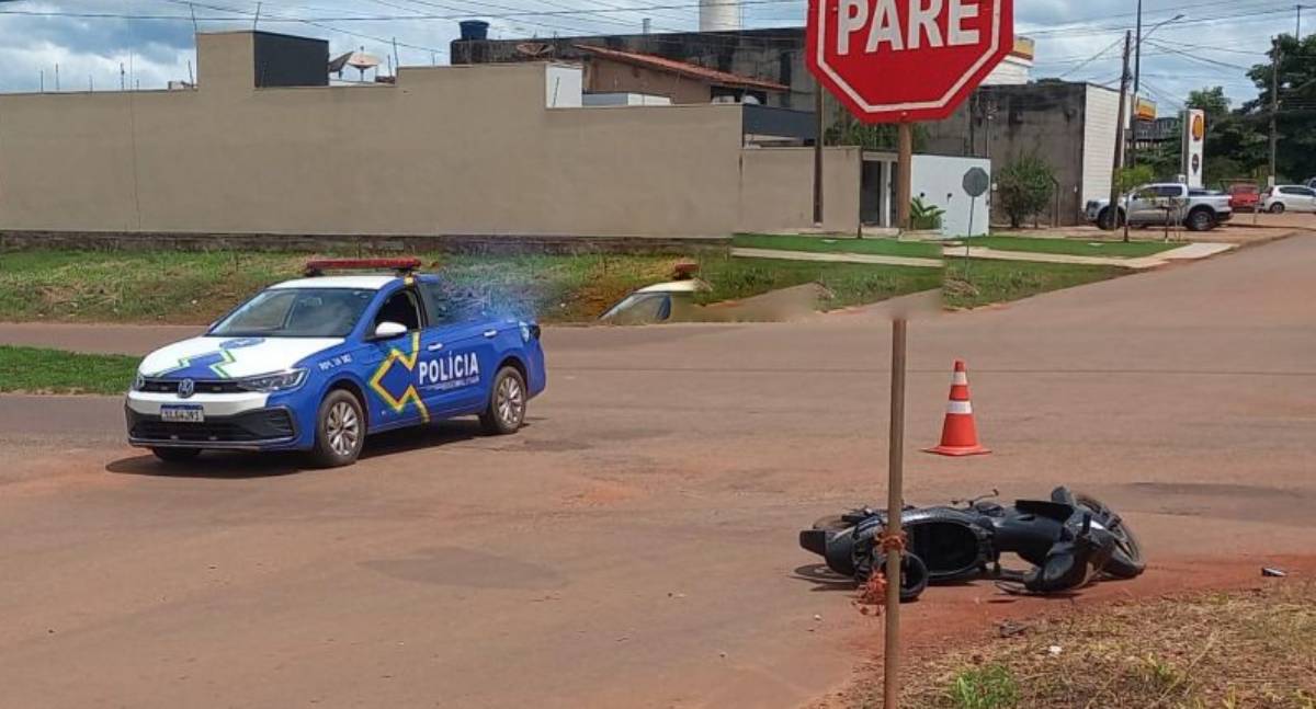 Colisão entre caminhonete e motoneta deixa mulher ferida em RO