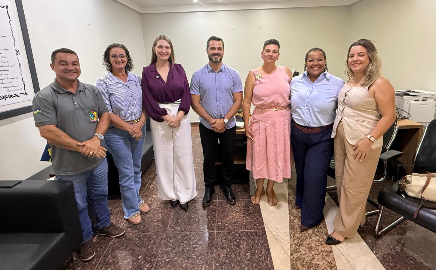 Deputada Gislaine Lebrinha recebe prefeitos e vereadores em agenda na Assembleia Legislativa