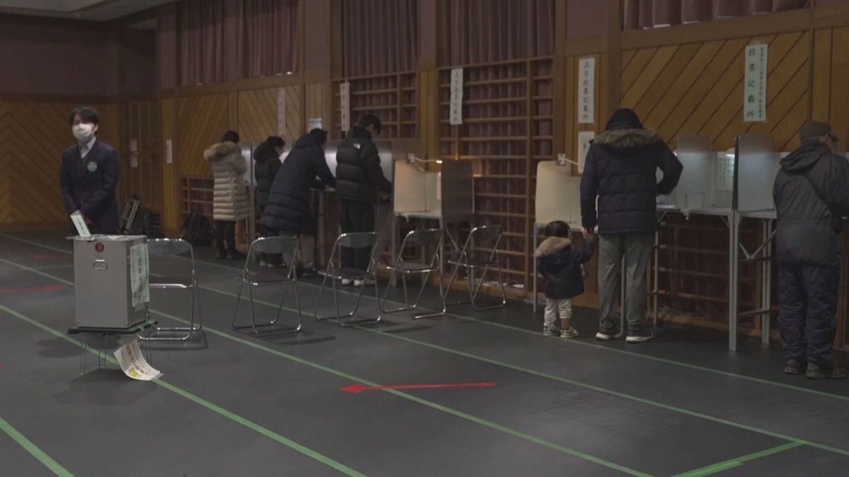 Eleitores japoneses vão às urnas em meio à queda de neve recorde