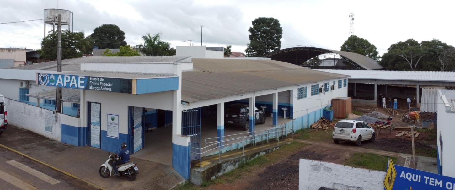 Ezequiel Neiva celebra avanços nas obras da piscina aquecida na APAE de Colorado do Oeste