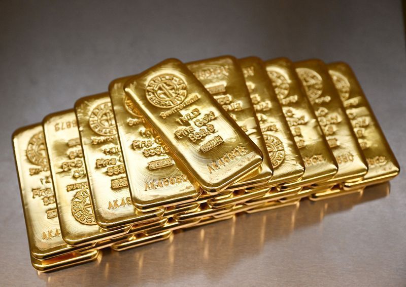 Ouro cai e corrige ganhos enquanto aguarda payroll