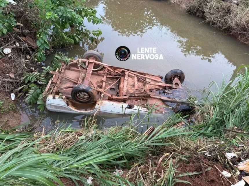 Carro com idosos capota e cai em vala após ficar sem freio em ladeira na zona sul