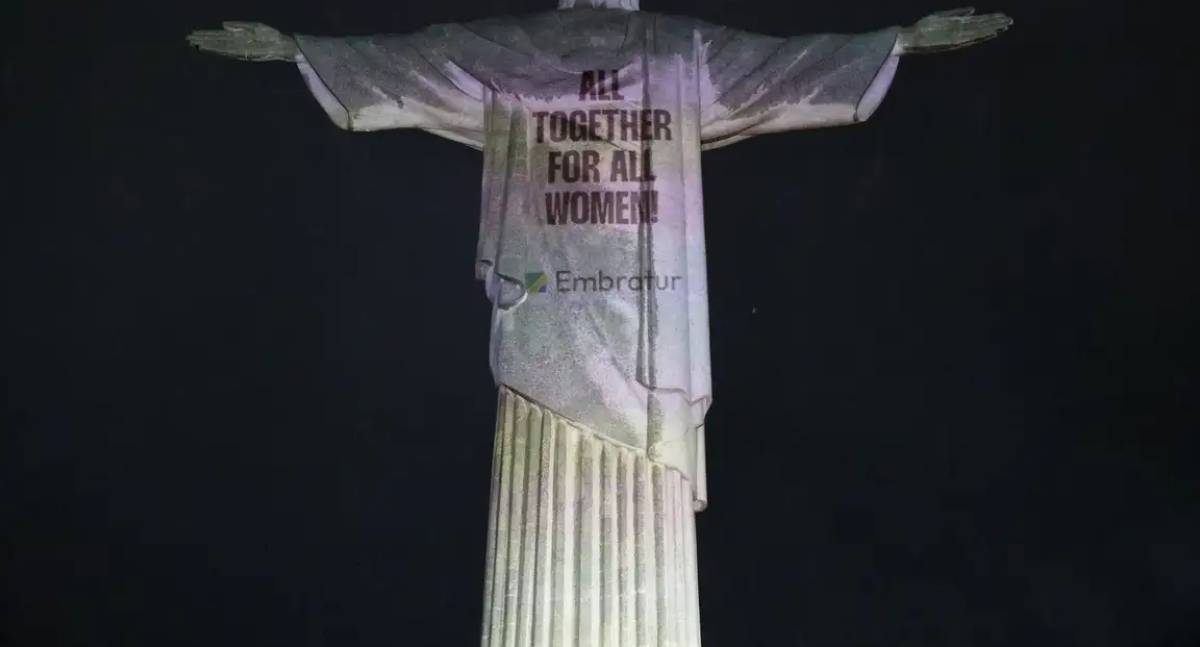 Cristo Redentor é iluminado no Rio para lançar campanha contra o feminicídio