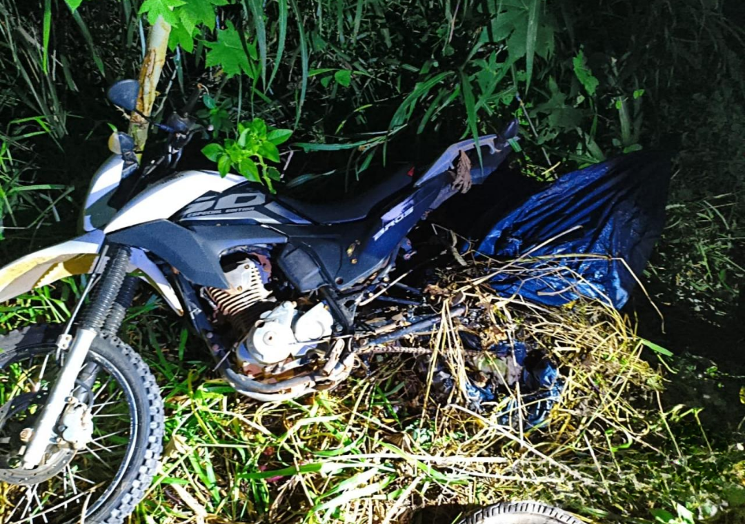 Espigão do Oeste: Polícia Militar localiza motocicleta abandonada em área de vegetação