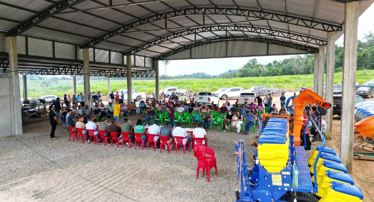 Pedro Fernandes entrega implementos agrícolas a produtores em Monte Negro