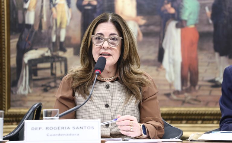 Comissão debate desafios da política de prevenção ao suicídio e à automutilação