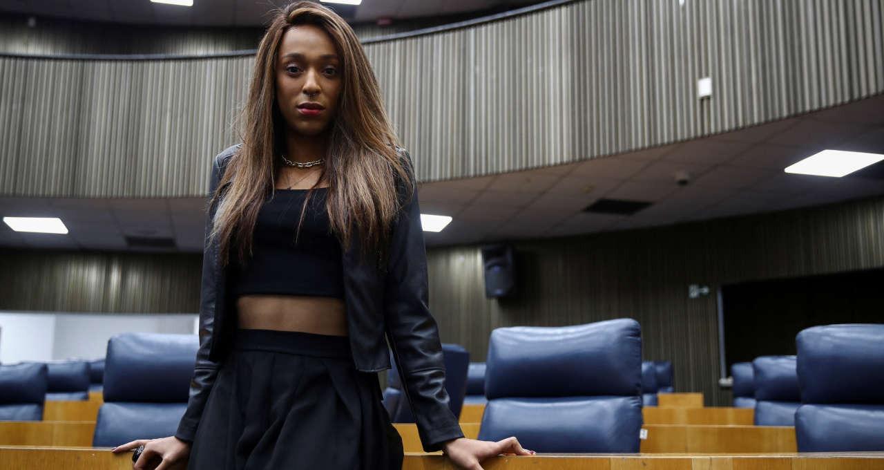 Deputada ameaça usar Lei Maria da Penha contra Erika Hilton