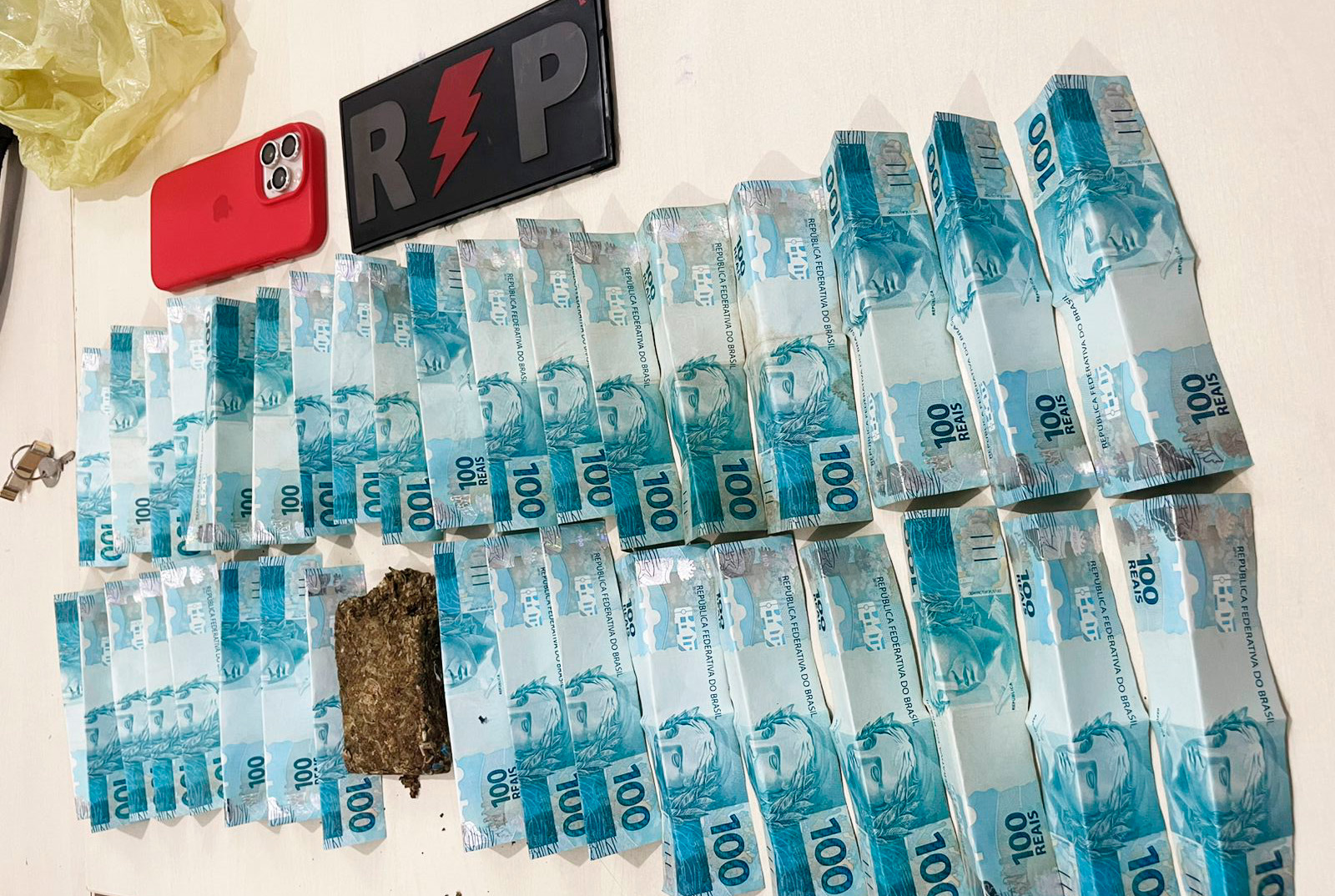 JI-PARANÁ – POLÍCIA MILITAR APREENDE DROGA E DINHEIRO DURANTE ABORDAGEM NO BAIRRO JK