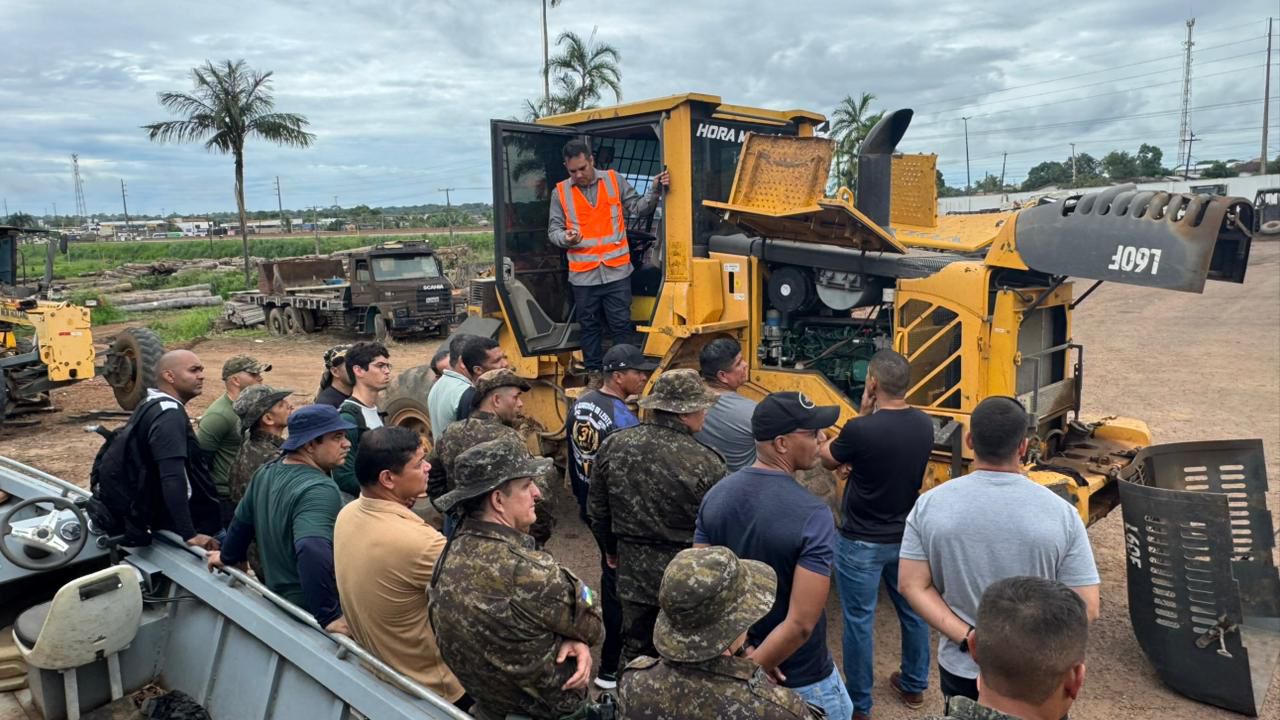 Policiais Militares prontos para operar máquinas pesadas
