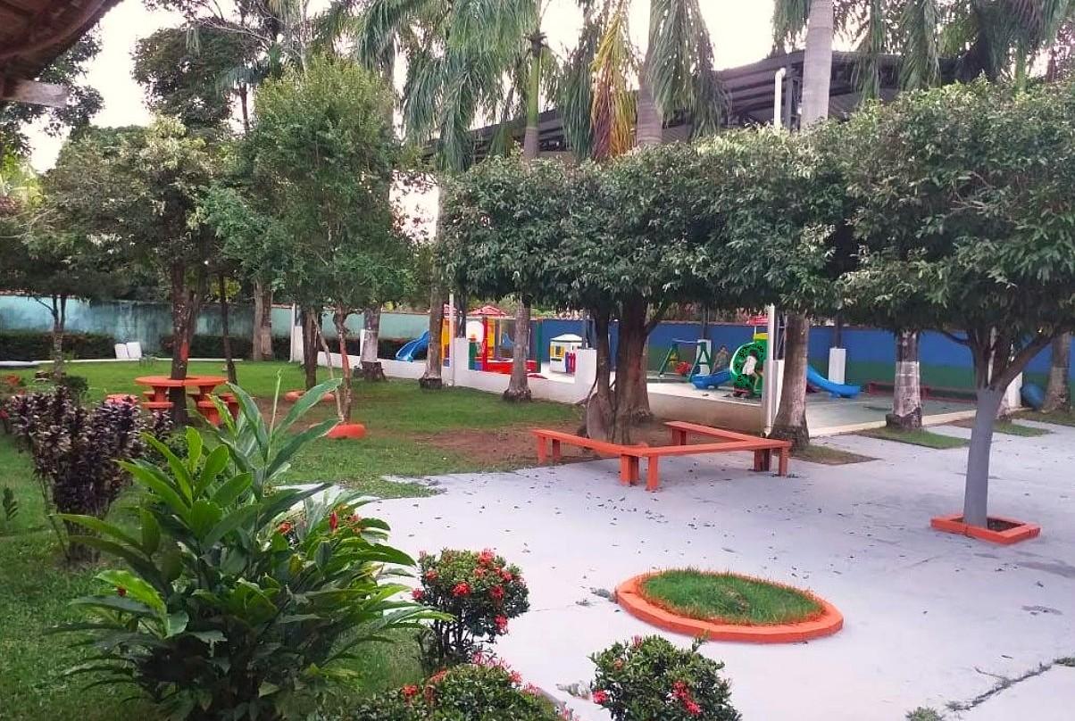Cláudia de Jesus visita Creche Grilo Falante e acompanha uso de materiais pedagógicos
