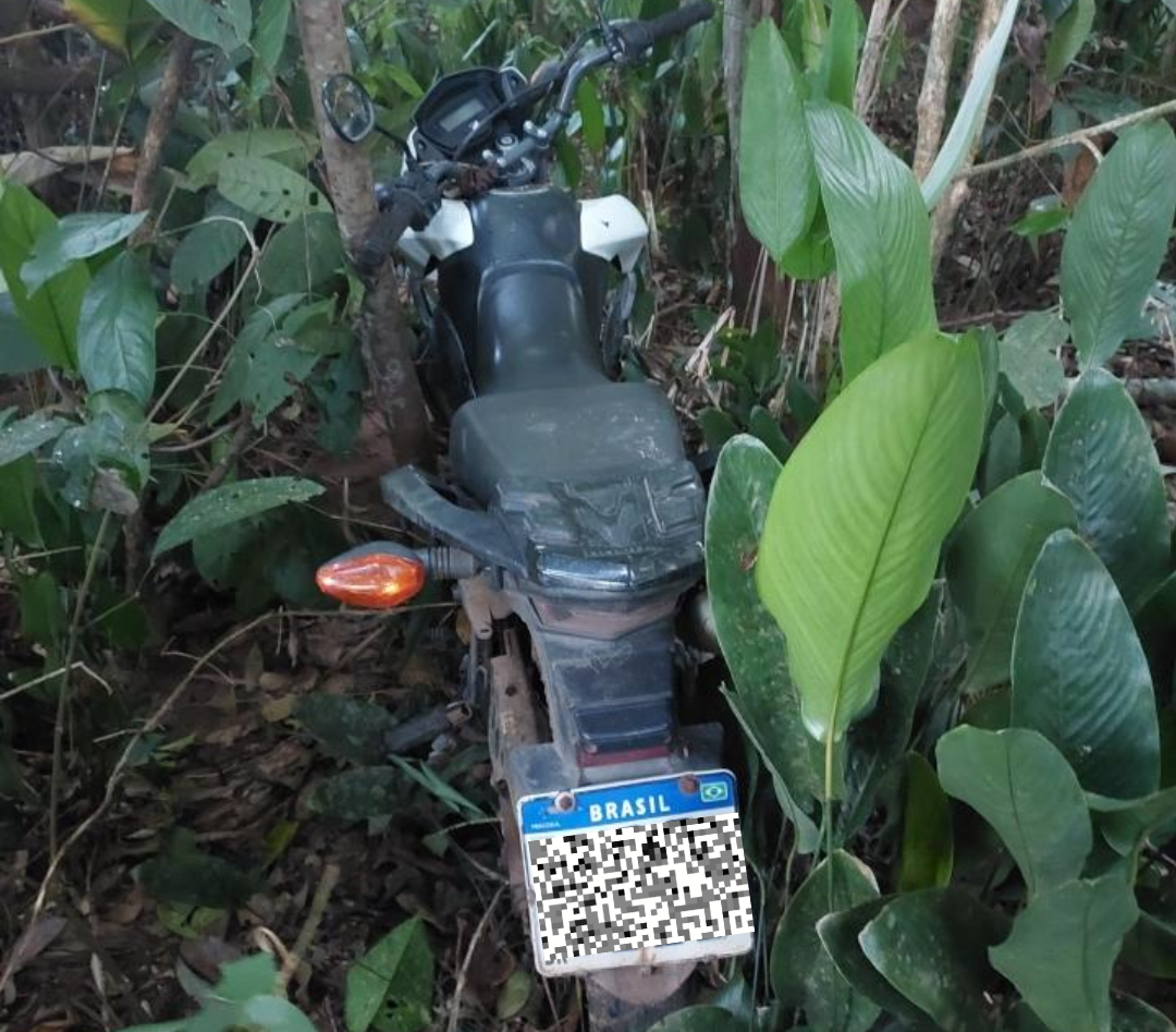 PM recupera veículo furtado escondido em matagal e detém suspeito