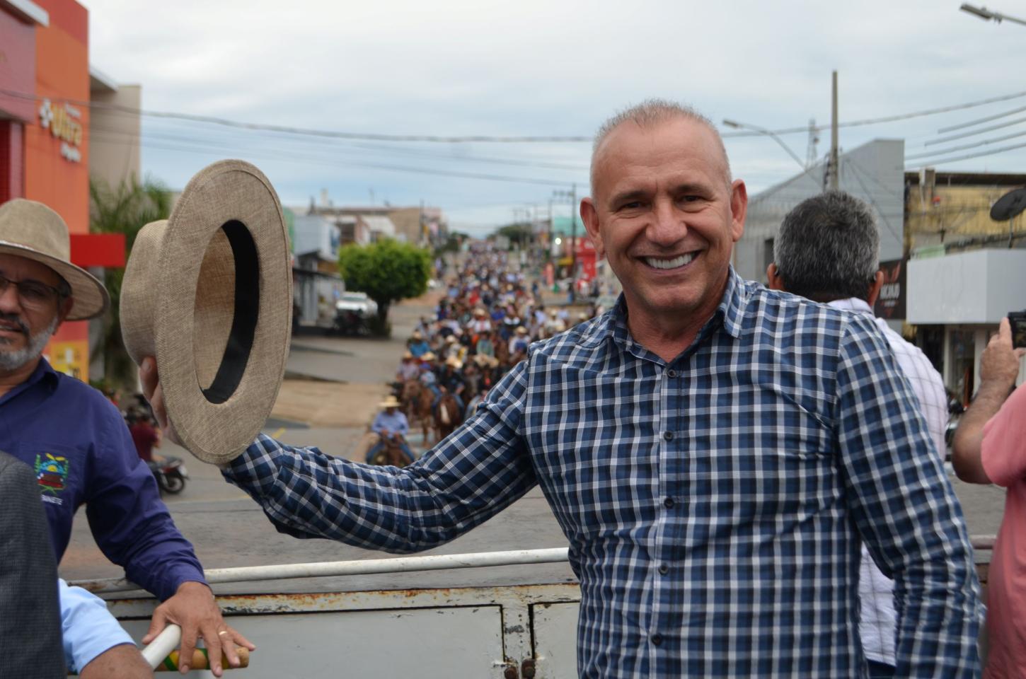 Cavalgada da Expocol reúne famílias e movimenta Colorado do Oeste com participação de Ezequiel Neiva