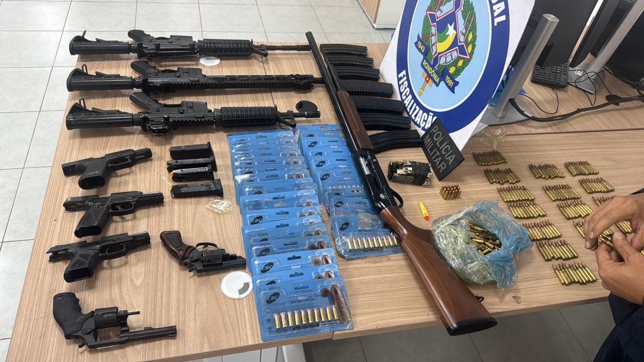 PM apreende três fuzis, pistolas, revólveres e mais de 600 munições em Rondônia