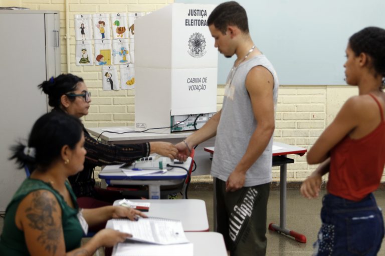 Brasileiros voltam às urnas no domingo para escolher presidente da República e seis governadores